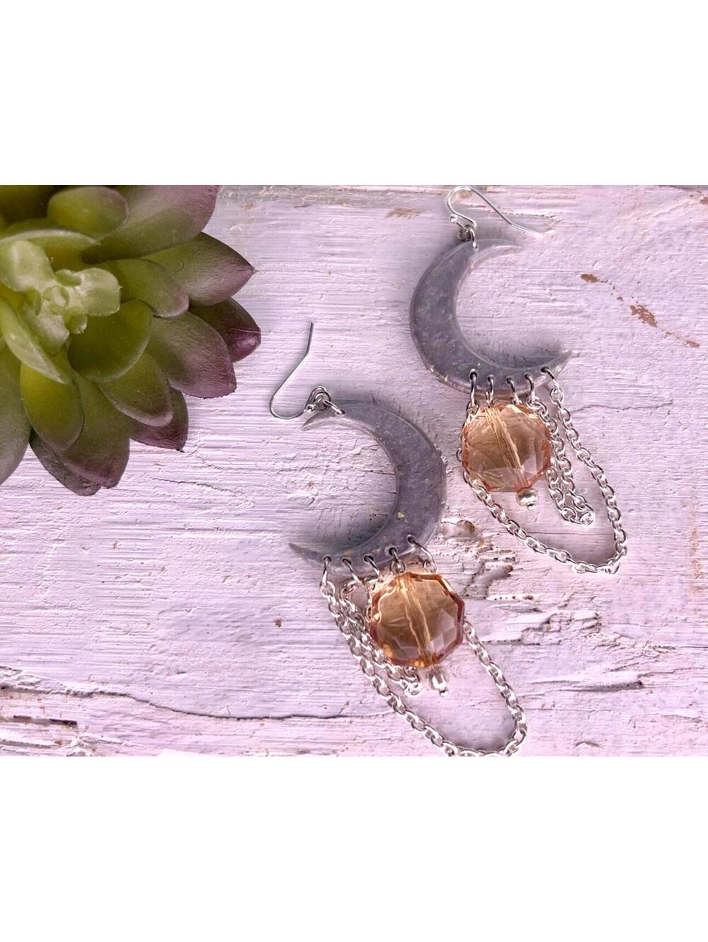 The Kärleksmåne Dangle Earrings